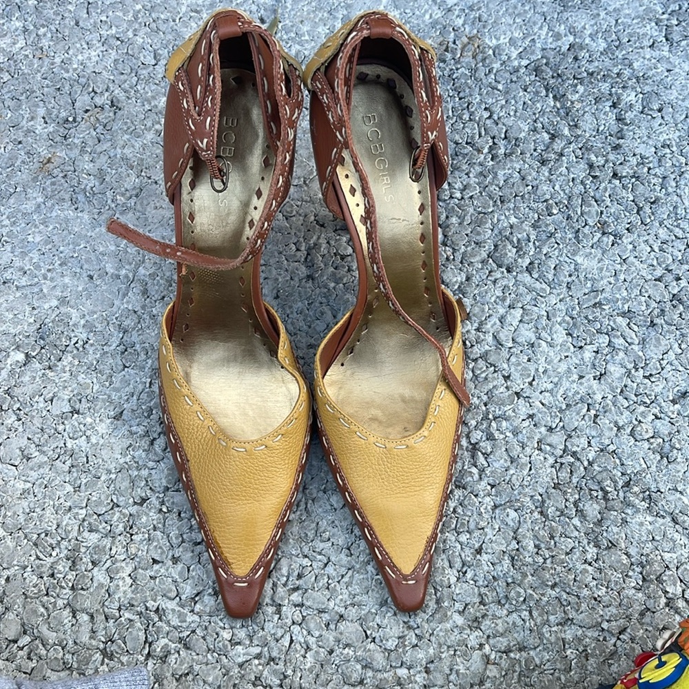 BCBG pointed yellow and brown stitched heels size 9